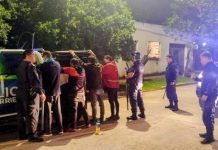 TODOS CAÚ! “DETIENEN A UN GRUPO DE PERSONAS CAUSANDO DISTURBIOS EN PLENO CENTRO