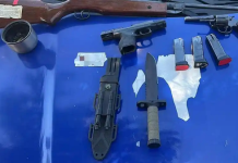 POLICÍAS DETIENEN A DOS PERSONAS EN MOTO CON ARMAS DE FUEGO Y ARMAS BLANCAS