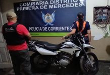 POLICÍA DE CORRIENTES DEMORAN A DOS PERSONAS Y SECUESTRAN UNA MOTOCICLETA QUE HABRÍA SIDO ROBADA EN BS.AS.