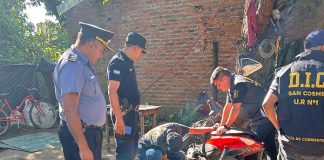 POLICIA SECUESTRA PRENDAS DE VEVSTIR Y UN CICLOMOTOR