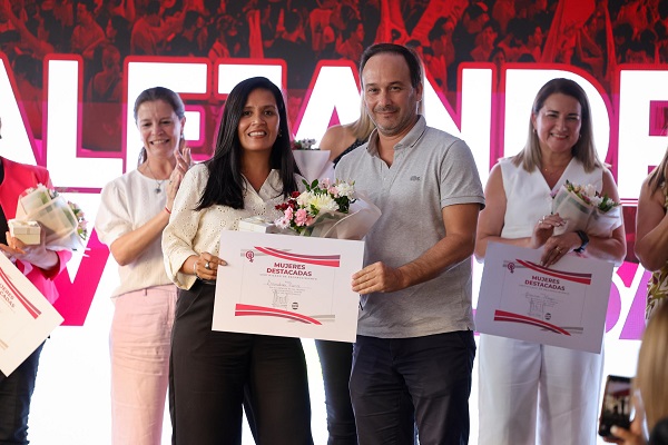 RECONOCIMIENTO RADICAL A MUJERES (2)