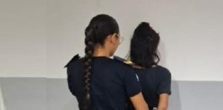 DETIENEN A UNA MUJER POR HACER ESCANDALOS Y MOLESTAR A LOS VECINOS EN LA VÍA PÚBLICA