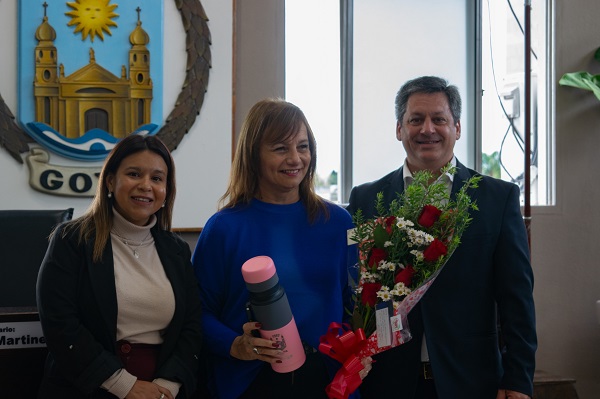 El Concejo Deliberante homenajeo a la Prosecretaria Nelida Beatriz Rios que tras 42 años de servicio se jubiló-La flanquean el presidente Mazzaro y la concejal Merlo