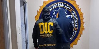 POLICIA SECUETRA DROGA Y MOTOCICLETA EN UN ALLANAMIENTO