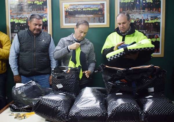 Direccion de Transito entrega de indumentaria y elementos 3