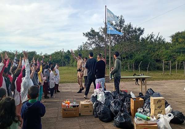 Entrega de donativos a escuerla de Stella Marys apadrinada por Prefectura Goya 1