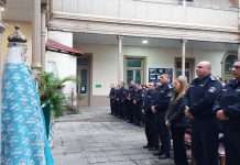 EN EL PATIO DE LA JEFATURA DE POLICÍA