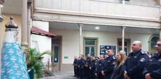 EN EL PATIO DE LA JEFATURA DE POLICÍA