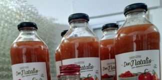 EMPRENDEDOR DE MANTILLA PRESENTÓ SU TOMATE TRITURADO EN EL MERCADO DE LA AGRICULTURA FAMILIAR