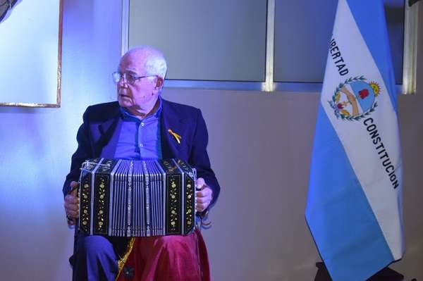 Reconocimiento del HCD Goya al bandoneonista Victoriano Ramon Sosa 5